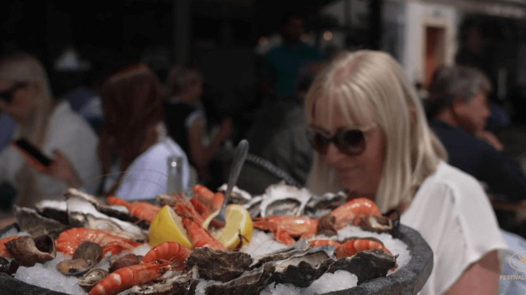 Cannes : à la découverte de la brasserie Astoux et Brun
                  Le Festival de Cannes débute mardi 16 mai, et de nombreux acteurs devraient à nouveau manger dans la célèbre institution qu’est la brasserie Astoux et Brun. Une histoire de famille depuis plus de trois générations, où on y dégusterait les meilleurs poissons de la ville.