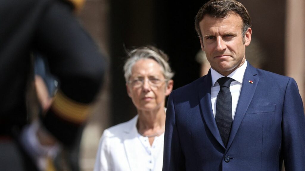 Propos d'Elisabeth Borne sur le RN : "On ne combat pas l'extrême droite avec les mots des années 90", affirme Emmanuel Macron en Conseil des ministres
                  La cheffe du gouvernement a qualifié dimanche le parti d'extrême droite d'"héritier de Pétain". Un qualificatif que n'a visiblement pas apprécié le président de la République, qui l'a fait savoir mardi à la Première ministre.
