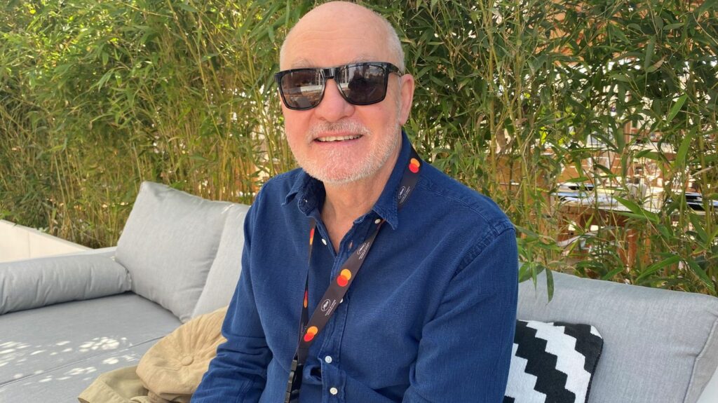 Festival de Cannes 2023. Rencontre avec le directeur de la photo Barry Akroyd, prix Angénieux 2023 : "Je sacrifierais parfois la beauté visuelle au profit de l'histoire"
                  Le directeur de la photographie Barry Ackroyd a travaillé avec les plus grands cinéastes, à commencer par son compatriote britannique Ken Loach. Retour sur une carrière célébrée pendant le Festival de Cannes par l'Hommage Pierre Angénieux le 26 mai 2025.
