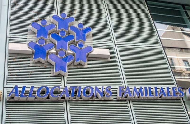 La Réunion : le ministre comorien des Affaires étrangères soupçonné de fraudes massives aux prestations sociales
              Dhoihir Dhoulkamal et son épouse sont soupçonnés d'avoir touché plus de 200 000 euros d'allocations familiales et de RSA ces cinq dernières années.