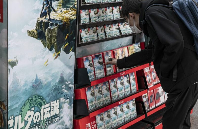Jeu vidéo : le dernier Zelda, "Tears of the Kingdom", dépasse les 10 millions d'exemplaires vendus en trois jours dans le monde
              Le jeu de Nintendo sorti sur Nintendo Switch bat tous les records. Il faut dire qu'il a été acclamé par la critique lors de sa sortie début mai.