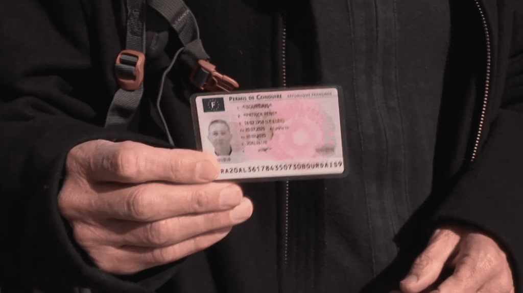 Permis de conduire : une version en ligne disponible début 2024
              Parfois en mauvais état ou égaré, le permis de conduire sera disponible sur l’application France Identité dès le début de l’année prochaine. L’innovation sera auparavant testée dans trois départements.