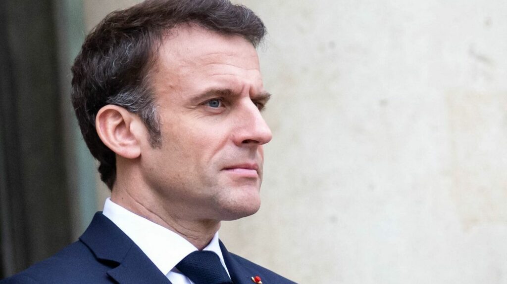 Crédit d'impôt, réforme du bonus écologique, formation aux "métiers d'avenir"... Le plan du gouvernement pour "accélérer" la "réindustrialisation"
              Emmanuel Macron a notamment annoncé, jeudi, la création d'un "crédit d'impôt industrie verte" pour soutenir la production de batteries, pompes à chaleur, éoliennes ou panneaux solaires.