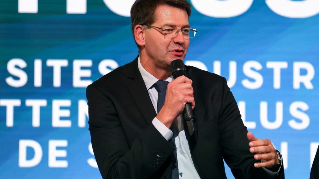 Réindustrialisation de Dunkerque : "Emmanuel Macron a beaucoup plus fait que tous les autres présidents réunis, c'est une véritable conviction chez lui", estime le maire de la ville
                  Patrice Vergriete a remercié Emmanuel Macron à l'occasion de la visite du président de la République à Dunkerque, vendredi 12 mai.