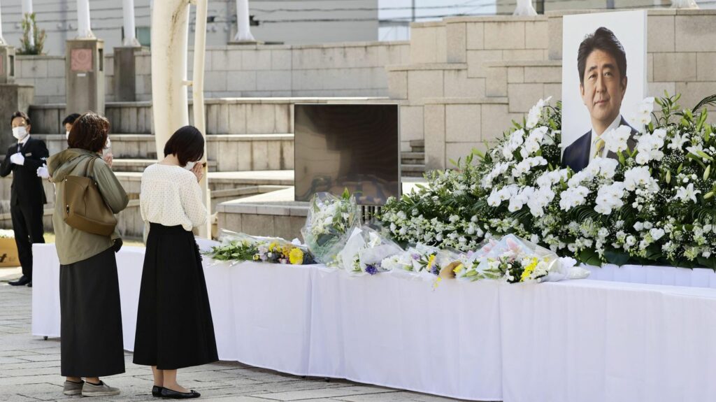 La violence contre les élus au Japon et au Canada
                  Tous les jours, le club des correspondants décrit comment un même fait d'actualité s'illustre dans deux pays.