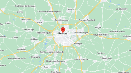 Rennes : un adolescent de 14 ans maintenu reclus chez sa mère depuis sa naissance, la femme sera jugée en octobre prochain
              À 14 ans, l'adolescent ne pesait que 27 kilos. Après un malaise, sa mère l'avait emmené aux urgences. Le jeune garçon a immédiatement été pris en charge par l'aide sociale à l'enfance.