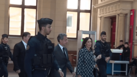Affaire des écoutes : jugé en appel, Nicolas Sarkozy écope de trois ans de prison, dont un an ferme
                  L'ancien président de la République, Nicolas Sarkozy, s'est présenté à l'audience où était rendu le jugement sur l'affaire des écoutes, mercredi 17 mai. Il a été condamné à trois ans de prison, dont un an ferme. Son avocate a d'ores et déjà annoncé son pourvoi en cassation et espère un nouveau procès.