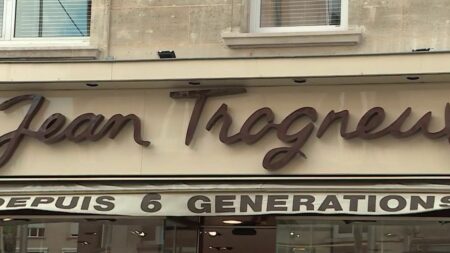 Somme : le petit-neveu de Brigitte Macron agressé à Amiens
                  Dans la soirée du lundi 15 mai, après l'interview télévisée du président de la République, le petit-neveu de Brigitte Macron a été agressé par une dizaine d'individus devant la chocolaterie Jean Trogneux, à Amiens, dans la Somme.