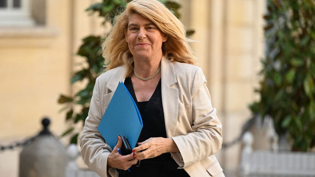 Agression du maire de Saint-Brevin : le gouvernement veut alourdir les sanctions pénales contre les personnes qui s'attaquent aux élus
              Après la démission du maire de Saint-Brevin-les-Pins, la ministre des Collectivités territoriales, Dominique Faure, a assuré, mercredi soir, vouloir "arrêter cette spirale infernale" de la violence faite aux élus.