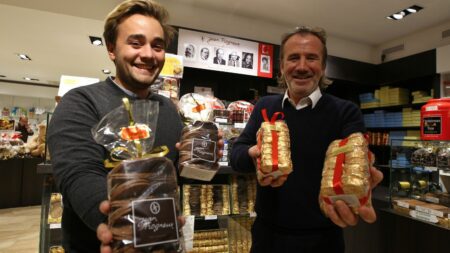 Ce que l'on sait de l'agression dont a été victime le petit-neveu de Brigitte Macron, Jean-Baptiste Trogneux, après l'interview du chef de l'Etat
                  Pris à partie devant sa chocolaterie lors d'une manifestation hostile à Emmanuel Macron, ce jeune homme de 29 ans souffre d'"une ou deux côtes cassées", de "trois doigts foulés" et d'"un hématome" cérébral, selon son père.