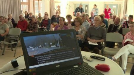Alzheimer : médecins et associations plaident pour plus de souplesse sur la possibilité pour les malades de conduire
              Un décret paru il y a un an interdit la conduite aux patients atteints de maladies neuro-évolutives. Les médecins et les associations plaident pour que chaque situation soit étudiée au cas par cas, de peur que les personnes atteintes de symptômes d'Alzheimer craignent d'aller se faire diagnostiquer.