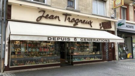 Amiens : le petit-neveu de Brigitte Macron agressé après l'interview d'Emmanuel Macron
                  L'homme a été frappé au sol par plusieurs personnes devant la chocolaterie Jean Trogneux. Selon les informations de France Bleu Picardie, huit personnes ont été interpellées et placées en garde à vue.