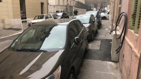 Automobile : Marseille veut redonner de la place aux piétons sur les trottoirs du centre-ville
                  Finies les voitures à cheval sur les trottoirs de Marseille, une pratique tolérée depuis des décennies. A Marseille, 2 000 places vont disparaître et les automobilistes s'inquiètent