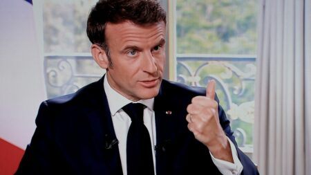 "Deux milliards" d'euros de baisse d'impôts : où le gouvernement va-t-il trouver l'argent ?
                  Emmanuel Macron a annoncé, ce lundi, deux milliards d’euros de baisse d’impôts pour les classes moyennes. La France en a-t-elle les moyens ? Le décryptage éco de Fanny Guinochet.