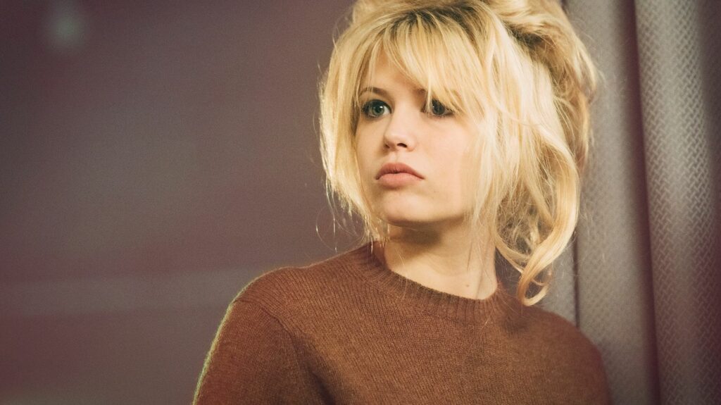 "Bardot" sur France 2 : la série sur l'avènement de la star française brille par son casting cinq étoiles
                  Coécrite et réalisée par Danièle et Christopher Thompson, "Bardot", la série en six épisodes, diffusé sur France 2 à partir de lundi met en lumière la révélation de l’icône du cinéma dans les années 50.