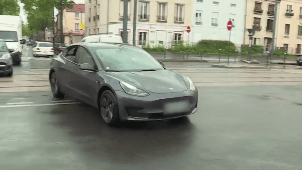 Bonus écologique : les ventes des modèles Tesla explosent en France
              En baissant les prix de ses voitures de luxe, le constructeur automobile Tesla leur permet d’être éligibles aux aides de l’Etat via le bonus écologique. Ses commandes ont explosé au détriment des véhicules de marques françaises, comme Renault ou Stellantis.