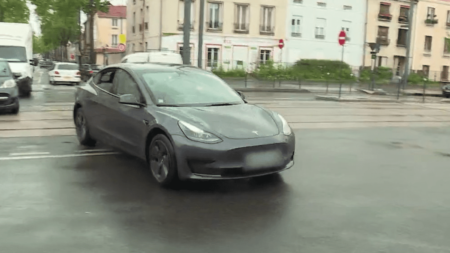 Bonus écologique : les ventes des modèles Tesla explosent en France
              En baissant les prix de ses voitures de luxe, le constructeur automobile Tesla leur permet d’être éligibles aux aides de l’Etat via le bonus écologique. Ses commandes ont explosé au détriment des véhicules de marques françaises, comme Renault ou Stellantis.