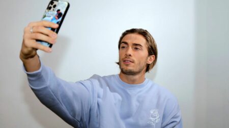 Booba accuse l'influenceur Dylan Thiry de "trafic d'enfants", deux députés saisissent la justice
                  Le rappeur a diffusé, lundi, des enregistrements audio attribués à l'influenceur luxembourgeois, dans lesquels ce dernier émet l'idée de favoriser des adoptions illégales d'enfants, moyennant finance.