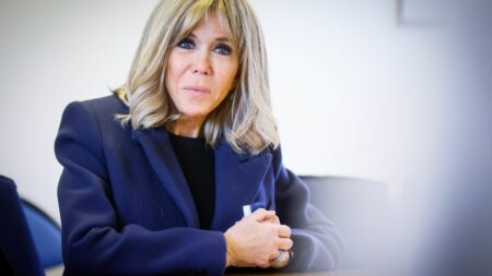 Brigitte Macron dénonce "la lâcheté, la bêtise et la violence" des agresseurs de son petit-neveu
                  L'épouse du chef de l'Etat s'indigne contre l'agression de Jean-Baptiste Trogneux, patron d'une chocolaterie d'Amiens.