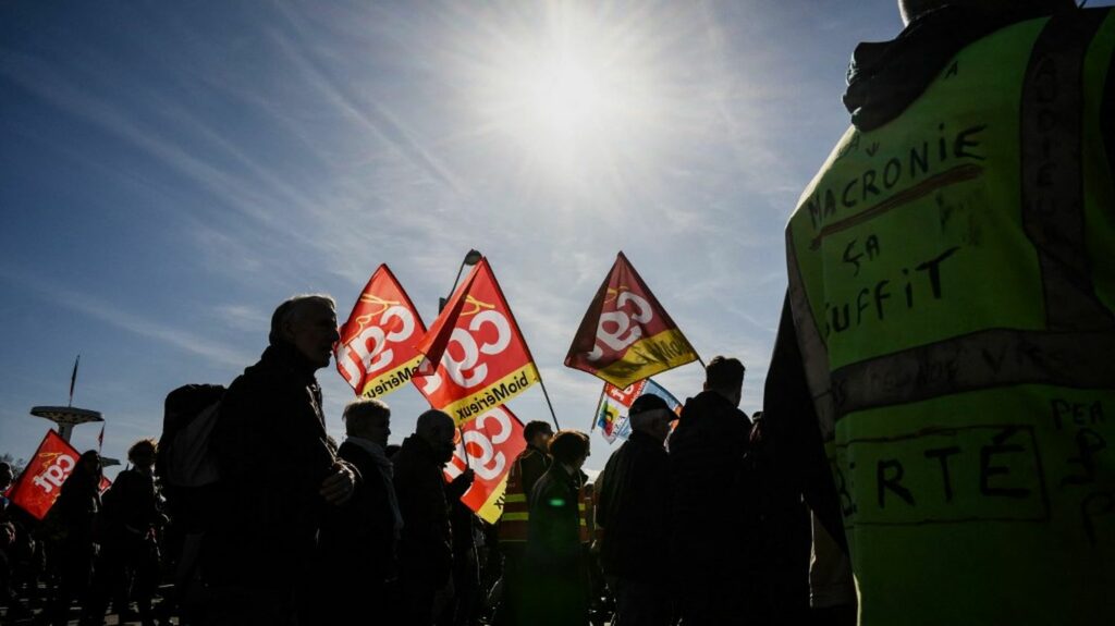 La CGT dit préparer un recours contre l'interdiction de manifester lundi à Lyon, où Emmanuel Macron doit se rendre
                  La préfecture du Rhône a annoncé vendredi la mise en place d'un périmètre de sécurité avec, notamment, l'interdiction des "cortèges, défilés et rassemblements revendicatifs".