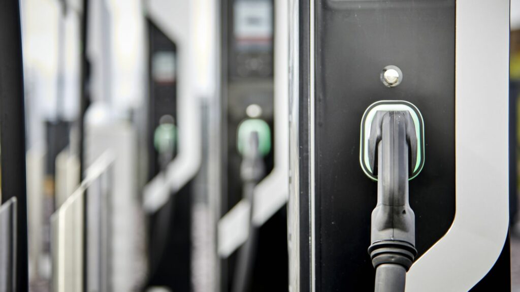 Voitures électriques : le Canada promet jusqu'à 13 milliards de dollars canadiens de subventions à Volkswagen pour une usine de batteries
                  Cette usine de batteries électriques doit permettre de créer "3 000 emplois directs et jusqu'à 30 000 emplois indirects", a vanté le Premier ministre canadien, Justin Trudeau.