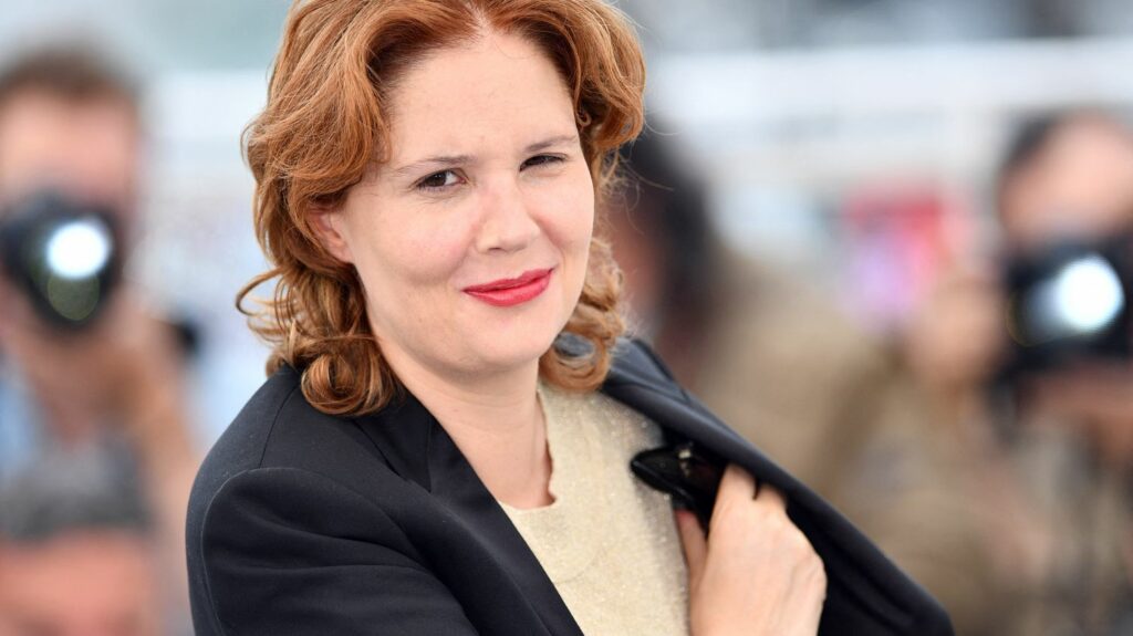 Festival de Cannes 2023 : qui sont les sept réalisatrices en compétition officielle ?
              Jamais le Festival de Cannes n'aura sélectionné autant de réalisatrices en compétition officielle. Cette année, elles sont sept, dont trois françaises, à prétendre à la Palme d'or. L'une d'entre elles peut devenir la troisième femme à l'obtenir après Julia Ducournau en 2021.