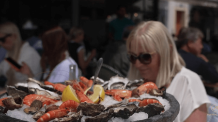 Cannes : à la découverte de la brasserie Astoux et Brun
                  Le Festival de Cannes débute mardi 16 mai, et de nombreux acteurs devraient à nouveau manger dans la célèbre institution qu’est la brasserie Astoux et Brun. Une histoire de famille depuis plus de trois générations, où on y dégusterait les meilleurs poissons de la ville.