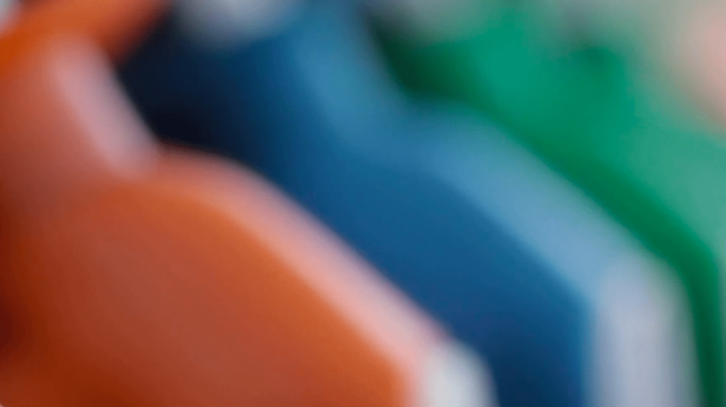 Prix des carburants : la faute aux marges des distributeurs ?
              Pourquoi l’essence est-elle toujours aussi chère alors que les prix baissent partout en Europe ? L’association de consommateurs CLCV accuse, mercredi 10 mai, les distributeurs de faire des marges abusives.