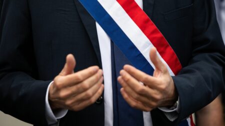 Violences contre les élus : quelles seront les deux missions principales du nouveau "Centre d'analyse et de lutte" ?
                  La démission du maire de Saint-Brevin-les-Pins, menacé en raison d'un projet de transfert d'un centre d'accueil de demandeurs d'asile, a provoqué une vague d'indignations politiques. Le gouvernement a annoncé la mise en place d'une cellule dédiée dès le 17 mai.