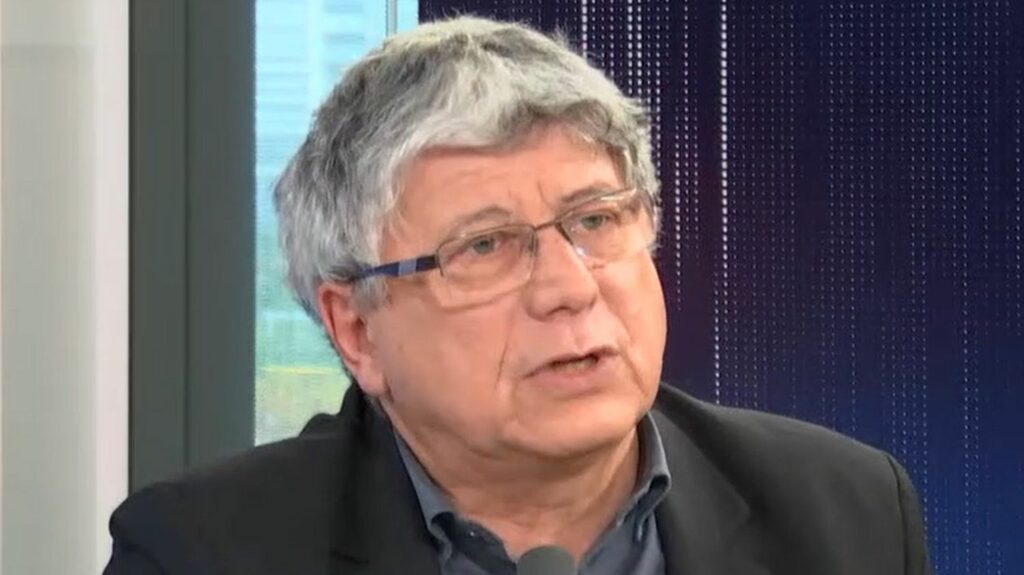"Choose France" : Éric Coquerel dénonce "un effet d'annonces" après les 13 milliards d'euros d'investissements dont se réjouit Emmanuel Macron
                  Alors que plus de 200 patrons étrangers étaient réunis, lundi, au château de Versailles pour la sixième édition du sommet "Choose France", le député LFI de Seine-Saint-Denis, Éric Coquerel, estime qu'il faire attention "aux mots et à ce qu'on annonce."