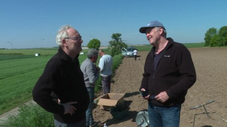 Le réalisateur Christian Carion a déserté le Festival de Cannes pour se reconvertir en vigneron sur ses terres du Nord
                  Cette année, le réalisateur Christian Carion n'est pas à Cannes pour se consacrer à la plantation de vignes sur ses terres familiales du Pas-de-Calais.