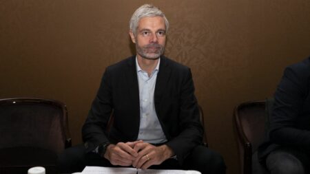 Des personnalités du cinéma interpellent Laurent Wauquiez sur l'avenir du festival du court-métrage de Clermont-Ferrand
                  Cédric Klapisch, Robert Guédiguian, Romane Bohringer,... Plusieurs personnalités du monde du cinéma ont appelé le président LR de la région Auvergne-Rhône-Alpes Laurent Wauquiez à revenir sur une baisse drastique de la subvention accordée au festival du court-métrage de Clermont-Ferrand, dans une lettre ouverte publiée mardi par Libération.
