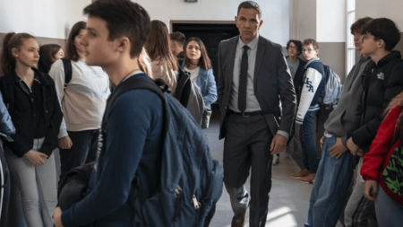 Cinéma : "Le Principal", un film sur la transmission et l’ascenseur social
              Le film "Le Principal", en salles mercredi 10 mai, raconte l'histoire d'un principal de collège qui va devoir mettre de côté ses principes, pour aider son fils à intégrer un lycée prestigieux.