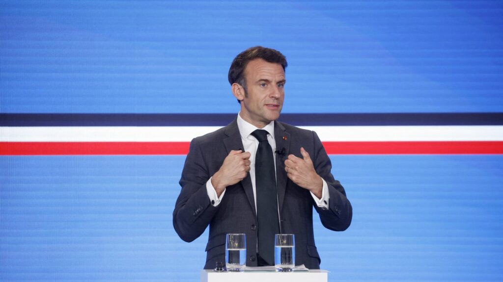 Climat : on vous explique pourquoi la "pause réglementaire européenne" sur les normes environnementales souhaitée par Emmanuel Macron fait polémique
                  La "pause" réclamée vendredi par le chef de l'Etat sur les normes environnementales européennes a suscité des inquiétudes à Bruxelles et parmi les écologistes.