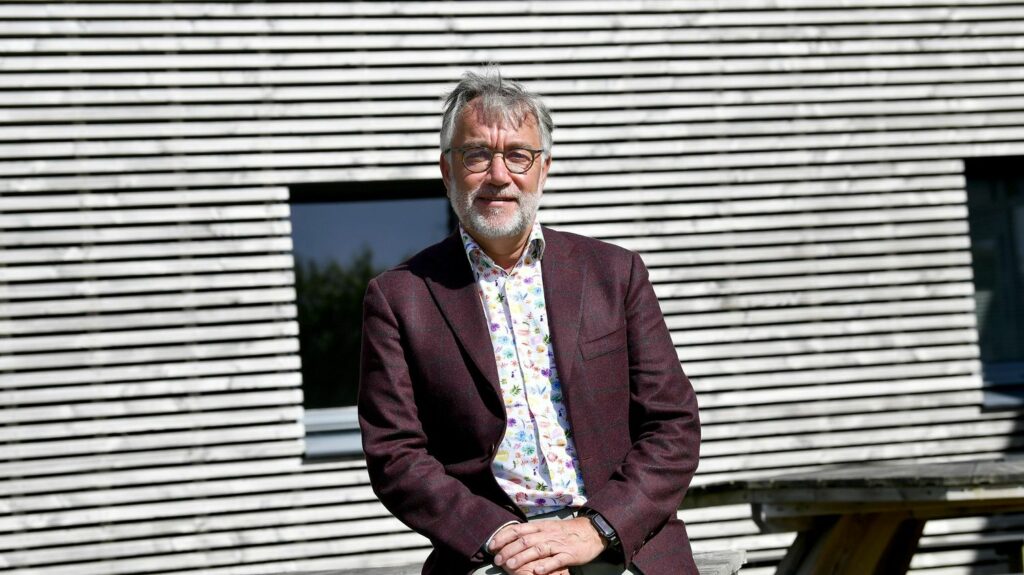 Démission du maire de Saint-Brevin : le pays traverse "une crise civique", estime l'Association des maires de France avant une réunion avec Élisabeth Borne
                  Une semaine après avoir annoncé son intention de démissionner de son poste de maire de Saint-Brevin-les-Pins, Yannick Morez rencontre ce mercredi la Première ministre. Élisabeth Borne doit entendre "le vrai témoignage" de l'élu, estime l'Association des maires de France.