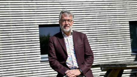 Démission du maire de Saint-Brevin : le pays traverse "une crise civique", estime l'Association des maires de France avant une réunion avec Élisabeth Borne
                  Une semaine après avoir annoncé son intention de démissionner de son poste de maire de Saint-Brevin-les-Pins, Yannick Morez rencontre ce mercredi la Première ministre. Élisabeth Borne doit entendre "le vrai témoignage" de l'élu, estime l'Association des maires de France.