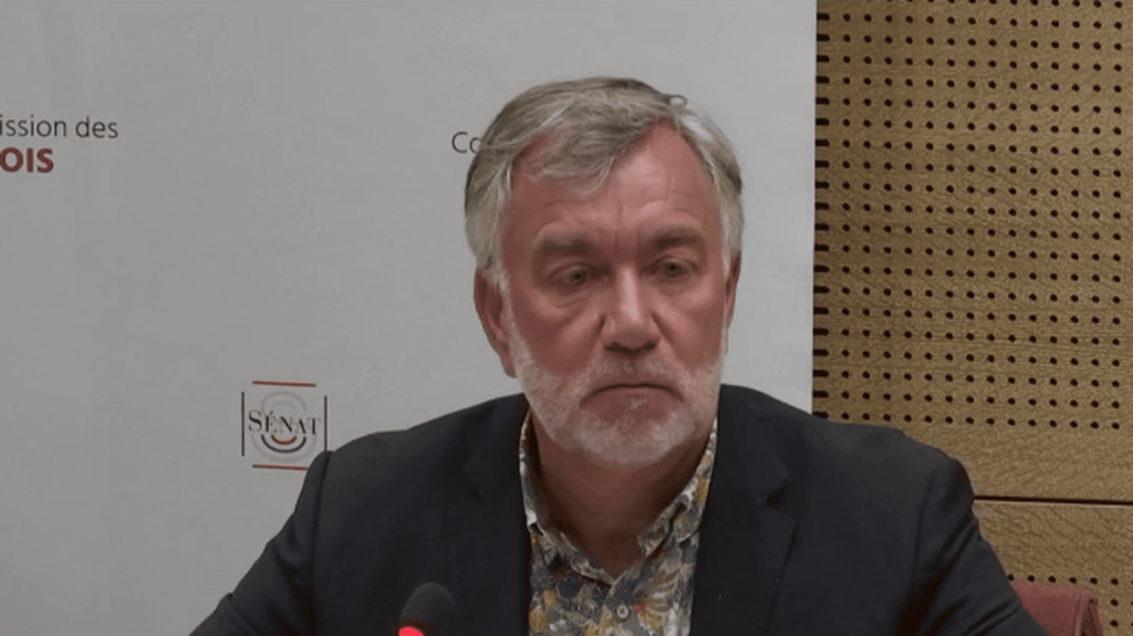 Démission du maire de Saint-Brevin : devant le Sénat, Yannick Morez accuse l'État de l'avoir abandonné
                  Yannick Morez a démissionné la semaine dernière de son poste de maire de Saint-Brevin-les-Pins, en Loire-Atlantique, après que son domicile ait été incendié. Mercredi 17 mai, il a témoigné devant le Sénat et accusé le préfet du département de l'avoir laissé à son sort, malgré ses alertes.