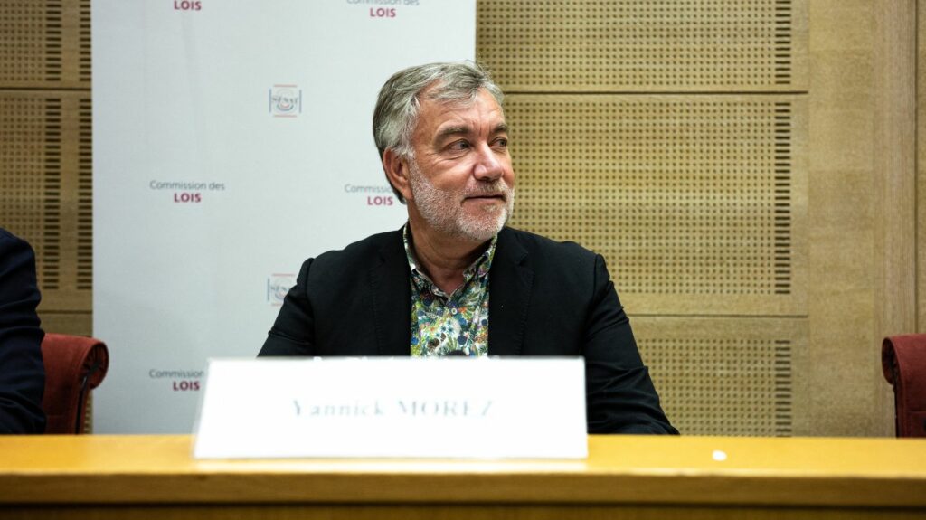 Vidéo



  

  
  


      


      

      Démission du maire de Saint-Brevin : "On a alerté la gendarmerie et la réponse a été : 'On ne peut rien faire'", témoigne Yannick Morez
              L'ancien élu a témoigné devant la commission des lois du Sénat. Il a raconté les "intimidations" dont il a fait l'objet de la part de l'extrême droite à propos du déménagement d'un centre d'accueil pour réfugiés.