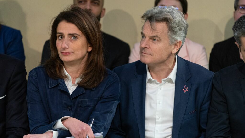 Démission du maire de Saint-Brevin-les-Pins : la classe politique s'indigne, le PS dénonce les propos d'Elisabeth Borne
                  Le PCF dénonce "l'inaction de l'Etat", qualifiée de "honte absolue", alors que le PS s'irrite des propos de la Première ministre, qui a évoqué jeudi matin un "extrémisme des deux côtés" de l'échiquier politique.
