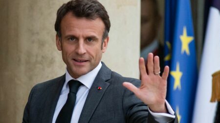 Démission du maire de Saint-Brevin : critiqué pour son "manque de soutien", l'exécutif veut rassurer les élus
                  L'Association des maires de France a réclamé, mercredi, des réponses "à la hauteur des enjeux", alors que le maire de cette commune de Loire-Atlantique a annoncé sa démission après que son domicile a été visé par un incendie. L'exécutif se défend.