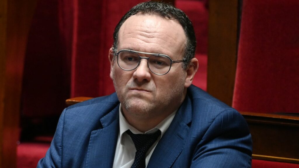 Le député Damien Abad, visé par des accusations de viols, se dit "favorable" à la levée de son immunité parlementaire
                  L'ancien ministre des Solidarités est accusé de viol par trois femmes. Une enquête avait été ouverte par le parquet de Paris en juin 2022.