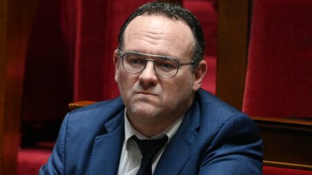 Le député Damien Abad, visé par des accusations de viols, se dit "favorable" à la levée de son immunité parlementaire
                  L'ancien ministre des Solidarités est accusé de viol par trois femmes. Une enquête avait été ouverte par le parquet de Paris en juin 2022.