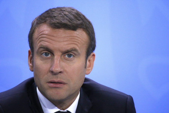 Des affiches représentant Macron en Hitler apparaissent dans une ville du sud de la France