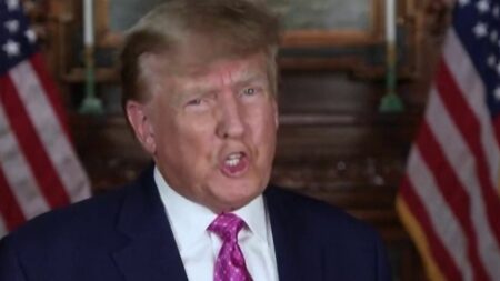 États-Unis : Donald Trump condamné pour agression sexuelle envers une ex-journaliste par un tribunal civil
                  Mardi 9 mai, Donald Trump a été condamné par le jury d'un tribunal civil de New York, aux États-Unis, pour l'agression sexuelle d'une ancienne journaliste en 1996. La correspondante de France Télévisions à Washington, Camille Guttin, revient sur cette affaire judiciaire.