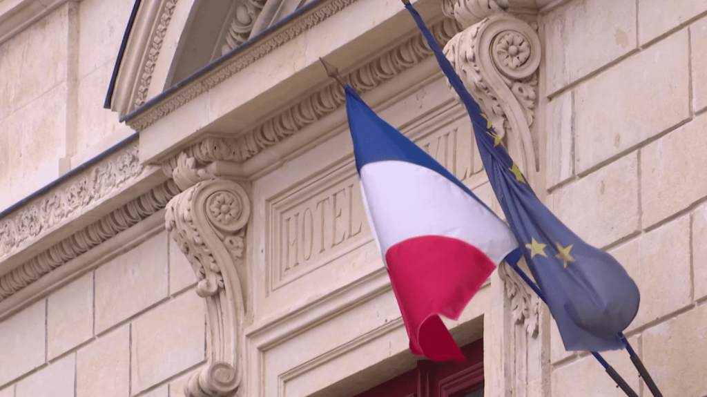 Drapeau européen : faut-il le rendre obligatoire sur le fronton des mairies ?
                  Faut-il rendre obligatoire le drapeau européen, en plus du drapeau national, sur la façade de toutes les mairies ? L'Assemblée nationale doit se prononcer sur cette question mardi 9 mai, journée de l'Europe. La proposition est loin de faire la majorité.