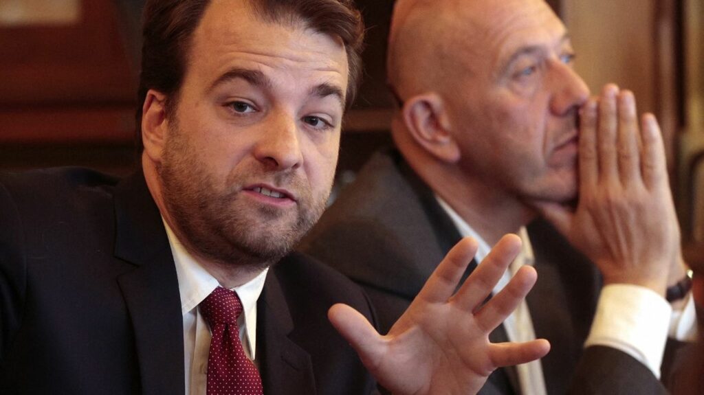 Drones pour le 1er-Mai : l'Association de défense des libertés constitutionnelles craint que les manifestants soient "filmés en permanence de façon massive et systématique"
                  Au moins quatre référés-libertés ont été déposés contre l’utilisation de drones par la police lors des manifestations. Un premier référé a été rejeté par le tribunal administratif de Lyon, lequel n’a pas reconnu le caractère urgent du recours.