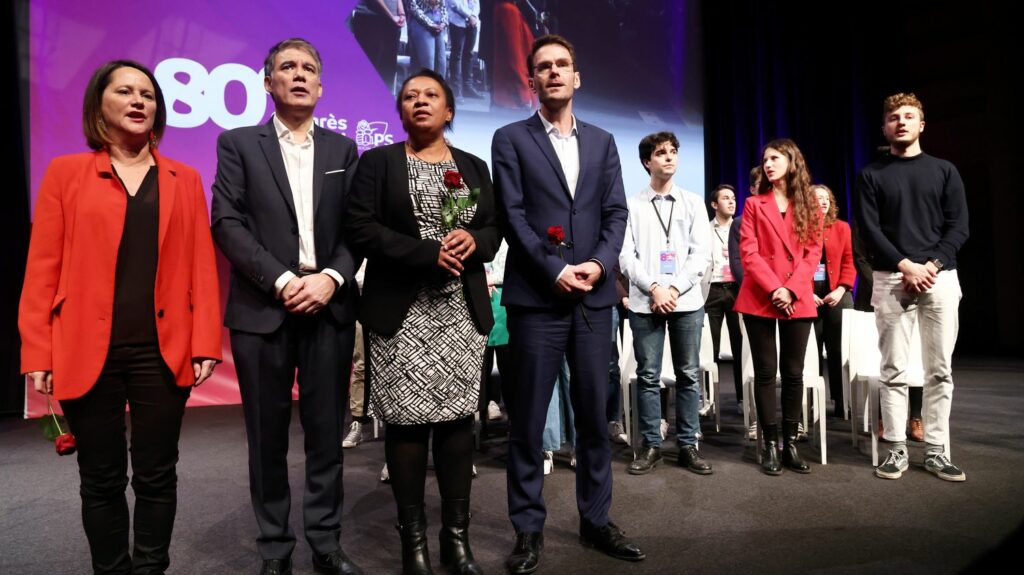 Egalité femmes-hommes : le PS et le PCF à la recherche de candidates
              Malgré le poids aujourd'hui du mouvement féministe, les partis ont encore du mal à trouver des candidates. À gauche, on cherche des solutions pour briser le plafond de verre.
