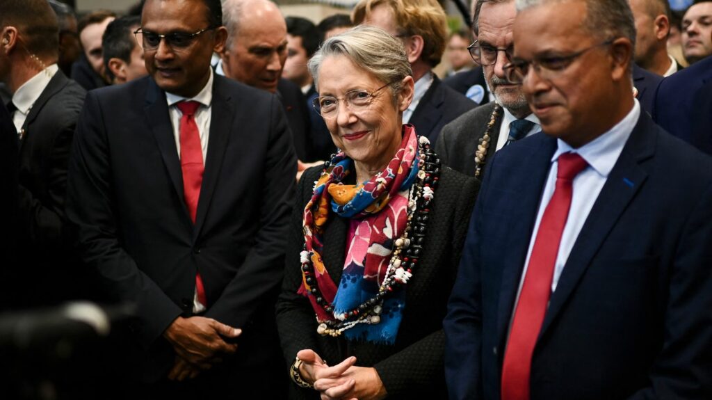 Elisabeth Borne fera son tout premier déplacement en Outre-mer jeudi, à La Réunion
                  Toujours pour tenter de tourner la page des retraites, Elisabeth Borne veut reprendre la main sur le dossier de l'Outre-mer