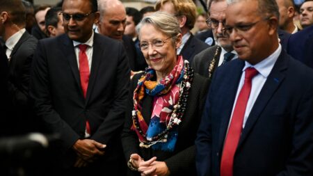 Elisabeth Borne fera son tout premier déplacement en Outre-mer jeudi, à La Réunion
                  Toujours pour tenter de tourner la page des retraites, Elisabeth Borne veut reprendre la main sur le dossier de l'Outre-mer