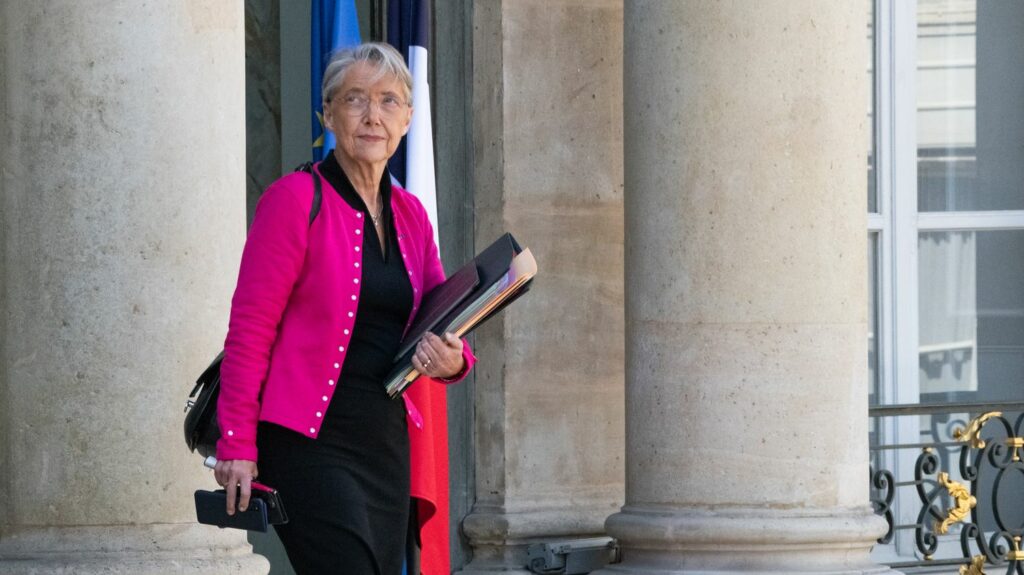 Démission du maire de Saint-Brevin-les-Pins : Elisabeth Borne recevra Yannick Morez mercredi
              La Première ministre juge "intolérable" que l'élu de Loire-Atlantique ait été pris pour cible de ces attaques. "Nous allons davantage nous mobiliser pour protéger les élus face à la montée des violences", affirme la cheffe du gouvernement.